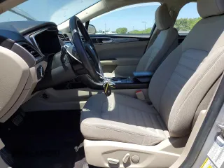 2020 Ford Fusion SE z VIN 3FA6P0HDXLR235383, wystawiony jako Copart lot #56752235 z przebiegiem 92 919 mil mil oraz Szkoda całkowita • Salvage title. Historia ofert i sprzedaży dostępna na DreamBid. Obrazek 7.
