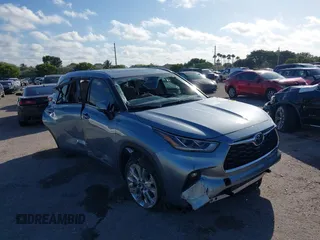 2023 Toyota Highlander L z VIN 5TDKDRAH5PS014778, wystawiony jako IAAI lot #41081620 z przebiegiem 49 047 mil mil oraz . Historia ofert i sprzedaży dostępna na DreamBid. Obrazek 6.