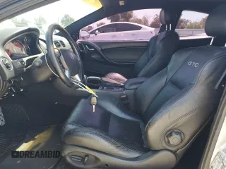2006 Pontiac GTO z VIN 6G2VX12U16L565993, wystawiony jako Copart lot #57291015 z przebiegiem 190 257 mil mil oraz Szkoda całkowita • Salvage title. Historia ofert i sprzedaży dostępna na DreamBid. Obrazek 7.