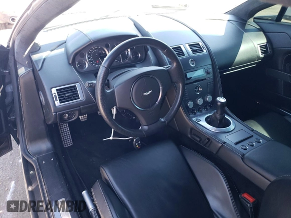 2006 Aston Martin Vantage z VIN SCFBB03B76GC02094, wystawiony jako Copart lot #69683434 z przebiegiem 26 353 mil mil oraz Szkoda całkowita • Salvage title. Historia ofert i sprzedaży dostępna na DreamBid. Obrazek 8.