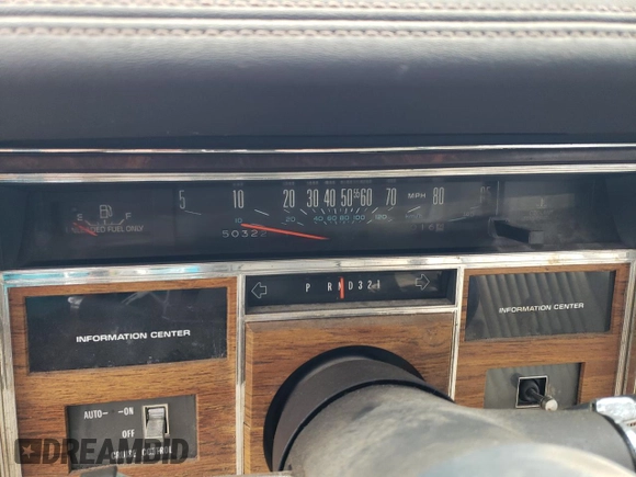 1983 Cadillac Seville z VIN 1G6AS6983DE800569, wystawiony jako Copart lot #62057784 z przebiegiem 50 322 mil mil oraz Czysty tytuł • Clean title. Historia ofert i sprzedaży dostępna na DreamBid. Obrazek 9.