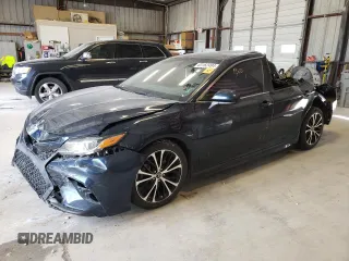 2018 Toyota Camry LE z VIN 4T1B11HK8JU612003, wystawiony jako Copart lot #63162494 z przebiegiem 76 392 mil mil oraz Szkoda całkowita • Salvage title. Historia ofert i sprzedaży dostępna na DreamBid. Obrazek 1.