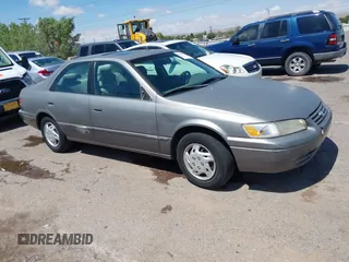 1997 Toyota Camry LE z VIN 4T1BG22KXVU091174, wystawiony jako IAAI lot #42429725 z przebiegiem 170 459 mil mil oraz . Historia ofert i sprzedaży dostępna na DreamBid. Obrazek 1.