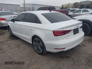 2019 Audi A3 Premium z VIN WAUAUGFF5K1014435, wystawiony jako IAAI lot #40952640 z przebiegiem 61 525 mil mil oraz . Historia ofert i sprzedaży dostępna na DreamBid. Obrazek 3.