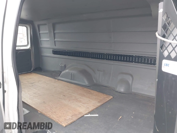 2004 Ford Econoline Cargo Recreational with VIN 1FTSS34L44HB32212, listed as a IAAI auction lot 40045229 with 326,657 mi miles and . Bid and sale history available at carsss.com. Image 8.