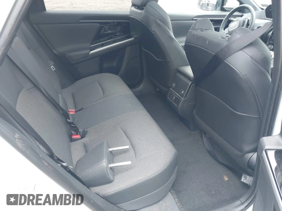 2024 Toyota bZ4X XLE z VIN JTMABACA6RA079545, wystawiony jako IAAI lot #42013641 z przebiegiem 1 550 mil mil oraz . Historia ofert i sprzedaży dostępna na DreamBid. Obrazek 8.