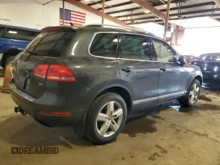 2014 Volkswagen Touareg Lux z VIN WVGEF9BP9ED014963, wystawiony jako Copart lot #50555345 z przebiegiem 153 907 mil mil oraz Szkoda całkowita • Salvage title. Historia ofert i sprzedaży dostępna na DreamBid. Obrazek 3.