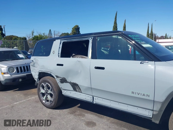 2025 Rivian R1S Adventure z VIN 7PDSGBBA1SN060468, wystawiony jako IAAI lot #41711770 z przebiegiem 2865 mil mil oraz . Historia ofert i sprzedaży dostępna na DreamBid. Obrazek 6.