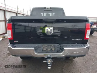 2023 Ram 2500 Tradesman z VIN 3C6UR5CL9PG593221, wystawiony jako IAAI lot #41959202 z przebiegiem 29 303 mil mil oraz . Historia ofert i sprzedaży dostępna na DreamBid. Obrazek 16.