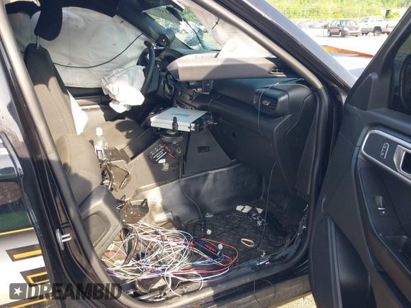 2021 Ford Police Interceptor Utility z VIN 1FM5K8AB8MGB61624, wystawiony jako IAAI lot #42162652 z przebiegiem 100 231 mil mil oraz . Historia ofert i sprzedaży dostępna na DreamBid. Obrazek 5.