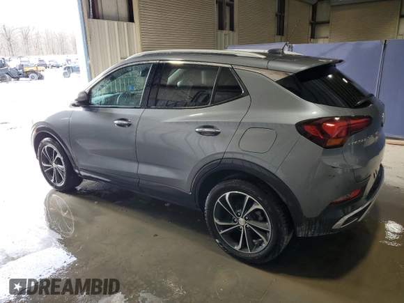 2020 Buick Encore GX Essence z VIN KL4MMFSL4LB095343, wystawiony jako Copart lot #47277695 z przebiegiem 135 502 mil mil oraz Czysty tytuł • Clean title. Historia ofert i sprzedaży dostępna na DreamBid. Obrazek 2.