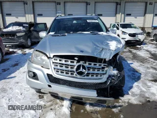 2009 Mercedes-Benz M 350 z VIN 4JGBB86EX9A530516, wystawiony jako Copart lot #45565145 z przebiegiem 176 158 mil mil oraz Nie do naprawy • Non repairable. Historia ofert i sprzedaży dostępna na DreamBid. Obrazek 5.