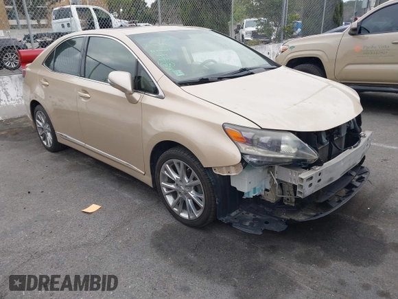 2010 Lexus HS 250h z VIN JTHBB1BA5A2001390, wystawiony jako IAAI lot #41461395 z przebiegiem 140 654 mil mil oraz . Historia ofert i sprzedaży dostępna na DreamBid. Obrazek 1.