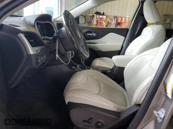 2017 Jeep Cherokee Overland z VIN 1C4PJMJS7HW525455, wystawiony jako Copart lot #61382445 z przebiegiem 83 499 mil mil oraz Szkoda całkowita • Salvage title. Historia ofert i sprzedaży dostępna na DreamBid. Obrazek 7.