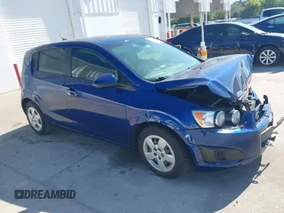 2013 Chevrolet Sonic LS z VIN 1G1JA6SH0D4201346, wystawiony jako IAAI lot #42040748 z przebiegiem 48 215 mil mil oraz . Historia ofert i sprzedaży dostępna na DreamBid. Obrazek 1.