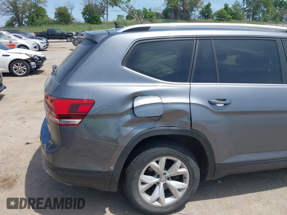 2018 Volkswagen Atlas SE with VIN 1V2KR2CA2JC585922, listed as a IAAI auction lot 42488658 with 105,878 mi miles and . Bid and sale history available at DreamBid. Image 6.