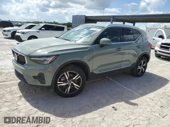2025 Volvo XC40 Core Bright Theme z VIN YV4L12UJ4S2520540, wystawiony jako Copart lot #60871675 z przebiegiem 5 949 mil mil oraz Szkoda całkowita • Salvage title. Historia ofert i sprzedaży dostępna na DreamBid. Obrazek 1.