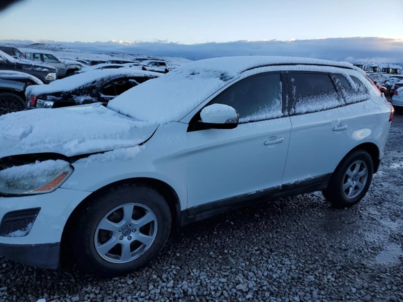 2011 Volvo XC60 3.2L with VIN YV4952DL9B2162335, listed as a Copart auction lot 48725495 with 127,859 mi miles and Salvage Title. Bid and sale history available at carsss.com. Image 1.