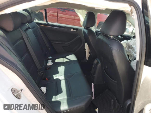 2017 Volkswagen Jetta SEL z VIN 3VWL17AJXHM282017, wystawiony jako Copart lot #52349335 z przebiegiem 107 933 mil mil oraz Szkoda całkowita • Salvage title. Historia ofert i sprzedaży dostępna na DreamBid. Obrazek 10.