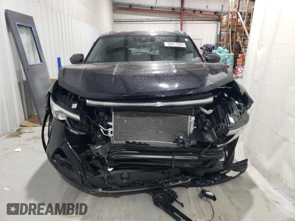 2024 Volkswagen Atlas SE with VIN 1V2WE2CA3RC221565, listed as a Copart auction lot 50817605 with 8,884 mi miles and Salvage title. Bid and sale history available at DreamBid. Image 5.