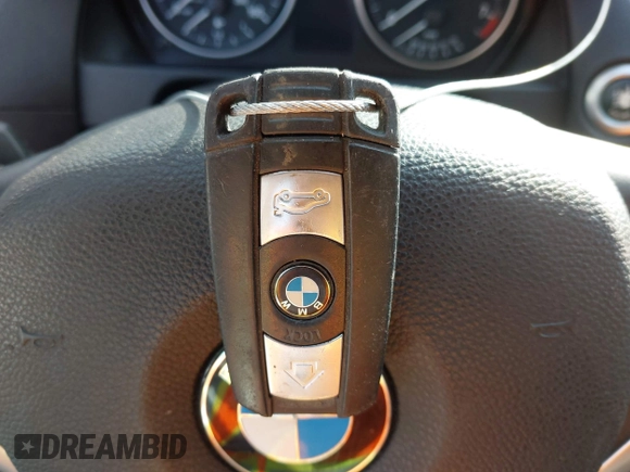 2014 BMW X1 sDrive28i z VIN WBAVM1C51EVW52544, wystawiony jako IAAI lot #41901275 z przebiegiem 117 832 mil mil oraz . Historia ofert i sprzedaży dostępna na DreamBid. Obrazek 11.