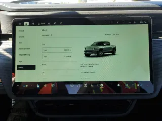 2023 Rivian R1T Adventure z VIN 7FCTGBAA0PN025046, wystawiony jako Copart lot #62502274 z przebiegiem 1385 mil mil oraz Szkody całkowita. Historia ofert i sprzedaży dostępna na DreamBid. Obrazek 9.