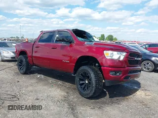 2021 Ram 1500 Big Horn z VIN 1C6SRFFT4MN808354, wystawiony jako IAAI lot #42188407 z przebiegiem 62 315 mil mil oraz . Historia ofert i sprzedaży dostępna na DreamBid. Obrazek 1.