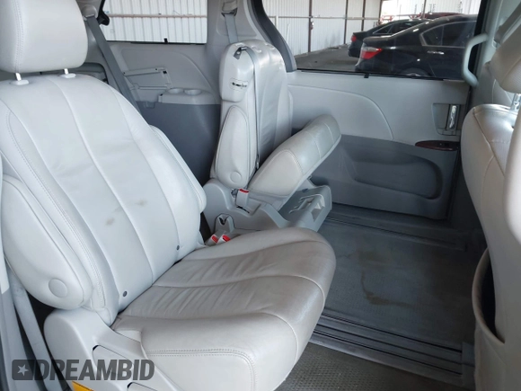 2013 Toyota Sienna XLE AAS z VIN 5TDYK3DC9DS305552, wystawiony jako IAAI lot #42386940 z przebiegiem 64 823 mil mil oraz . Historia ofert i sprzedaży dostępna na DreamBid. Obrazek 8.