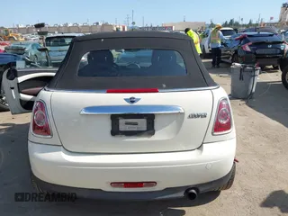 2012 MINI Convertible z VIN WMWZN3C53CT134194, wystawiony jako IAAI lot #42261686 z przebiegiem 104 099 mil mil oraz . Historia ofert i sprzedaży dostępna na DreamBid. Obrazek 16.