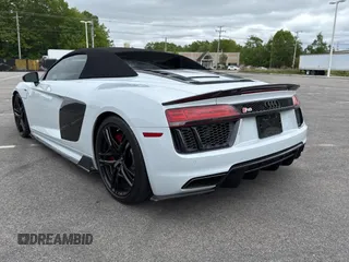 2018 Audi R8 z VIN WUAVACFX3J7902212, wystawiony jako Copart lot #58197295 z przebiegiem 28 854 mil mil oraz Tytuł czysty. Historia ofert i sprzedaży dostępna na DreamBid. Obrazek 3.