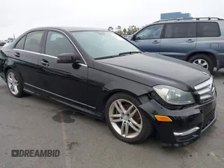 2013 Mercedes-Benz C 250 Sport z VIN WDDGF4HBXDR261850, wystawiony jako IAAI lot #42164882 z przebiegiem 149 257 mil mil oraz . Historia ofert i sprzedaży dostępna na DreamBid. Obrazek 1.
