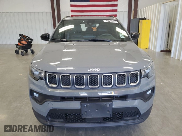 2024 Jeep Compass Latitude с VIN 3C4NJDBN2RT597431, выставлен на аукционе Copart как лот 65792995 с пробегом 26 976 миль миль и Чистый • Clean title. История ставок и продаж доступна на DreamBid. Изображение 5.