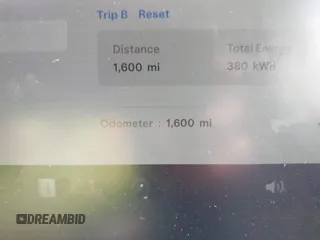 2025 Tesla Model Y Long Range z VIN 7SAYGDED9SA357876, wystawiony jako IAAI lot #41555227 z przebiegiem 1 600 mil mil oraz . Historia ofert i sprzedaży dostępna na DreamBid. Obrazek 7.