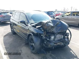 2023 Volkswagen Tiguan SE R-Line Black z VIN 3VVCB7AXXPM094621, wystawiony jako IAAI lot #41737103 z przebiegiem 21 069 mil mil oraz . Historia ofert i sprzedaży dostępna na DreamBid. Obrazek 1.