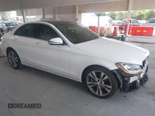 2017 Mercedes-Benz C 300 z VIN 55SWF4JB1HU202518, wystawiony jako IAAI lot #42480913 z przebiegiem 62 684 mil mil oraz . Historia ofert i sprzedaży dostępna na DreamBid. Obrazek 1.