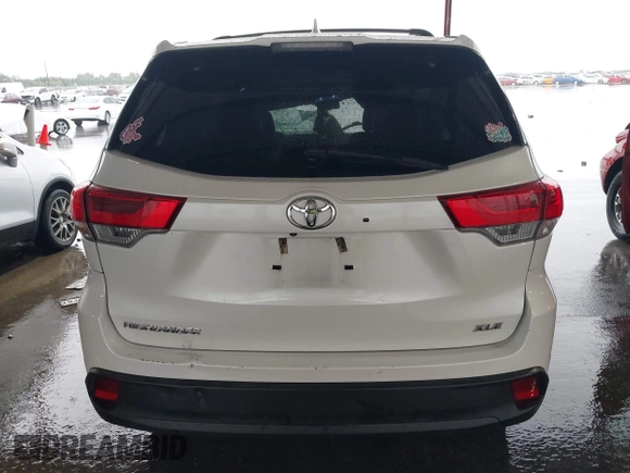 2018 Toyota Highlander SE with VIN 5TDKZRFH9JS536377, listed as a IAAI auction lot 42189368 with 71,979 mi miles and . Bid and sale history available at DreamBid. Image 17.