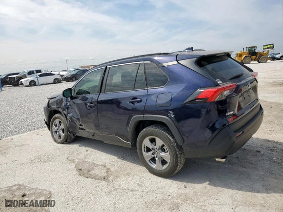 2022 Toyota RAV4 XLE with VIN 2T3W1RFV3NW209301, listed as a Copart auction lot 50494545 with 28,940 mi miles and Salvage Title. Bid and sale history available at carsss.com. Image 2.