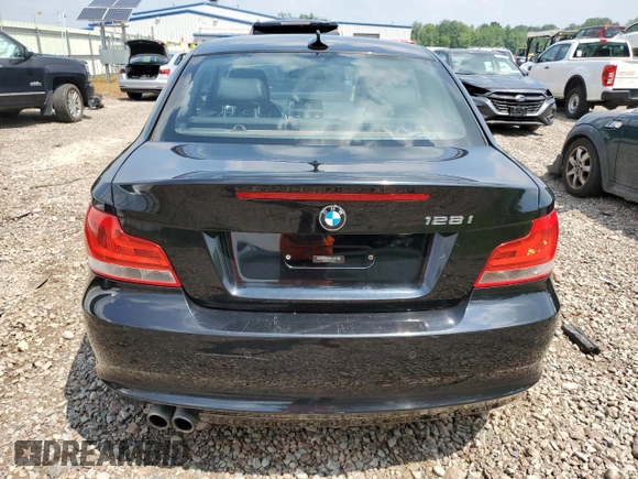 2013 BMW 1 Series 128i z VIN WBAUP9C51DVS95415, wystawiony jako Copart lot #65055485 z przebiegiem 88 907 mil mil oraz Czysty tytuł • Clean title. Historia ofert i sprzedaży dostępna na DreamBid. Obrazek 6.