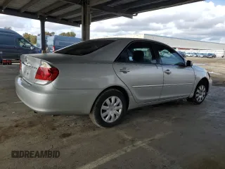 2005 Toyota Camry STD z VIN 4T1BE32K25U946848, wystawiony jako Copart lot #50825945 z przebiegiem 271 622 mil mil oraz Czysty tytuł • Clean title. Historia ofert i sprzedaży dostępna na DreamBid. Obrazek 3.