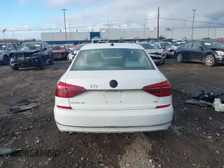 2018 Volkswagen Passat SE z VIN 1VWBA7A33JC025947, wystawiony jako IAAI lot #40748533 z przebiegiem 58 340 mil mil oraz . Historia ofert i sprzedaży dostępna na DreamBid. Obrazek 17.