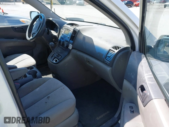 2011 Kia Sedona LX with VIN KNDMG4C79B6409885, listed as a IAAI auction lot 41971702 with 374,233 mi miles. Bid and sale history available at carsss.com. Image 5.