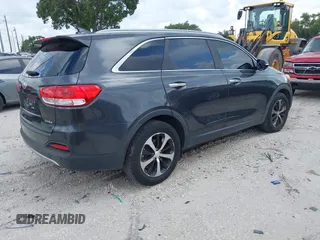 2017 Kia Sorento EX z VIN 5XYPH4A50HG236629, wystawiony jako IAAI lot #42381772 z przebiegiem 103 868 mil mil oraz . Historia ofert i sprzedaży dostępna na DreamBid. Obrazek 4.