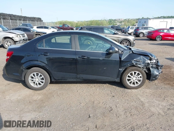 2018 Chevrolet Sonic LT z VIN 1G1JD5SG2J4117386, wystawiony jako IAAI lot #42162352 z przebiegiem 55 798 mil mil oraz . Historia ofert i sprzedaży dostępna na DreamBid. Obrazek 14.