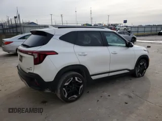 2024 Kia Seltos SX z VIN KNDETCA7XR7563829, wystawiony jako Copart lot #84300884 z przebiegiem 11 982 mil mil oraz Szkoda całkowita • Salvage title. Historia ofert i sprzedaży dostępna na DreamBid. Obrazek 3.