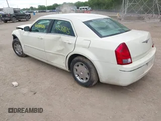 2005 Chrysler 300 Touring z VIN 2C3AA53G95H547489, wystawiony jako IAAI lot #42247825 z przebiegiem 189 694 mil mil oraz . Historia ofert i sprzedaży dostępna na DreamBid. Obrazek 3.