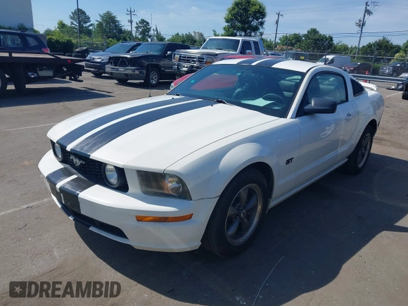 2005 Ford Mustang GT Deluxe z VIN 1ZVFT82H155226414, wystawiony jako IAAI lot #42458005 z przebiegiem 202 773 mil mil oraz . Historia ofert i sprzedaży dostępna na DreamBid. Obrazek 2.