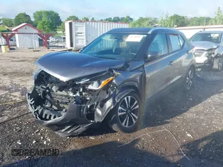 2019 Nissan Kicks SV z VIN 3N1CP5CU0KL550487, wystawiony jako IAAI lot #42130893 z przebiegiem 57 445 mil mil oraz . Historia ofert i sprzedaży dostępna na DreamBid. Obrazek 2.