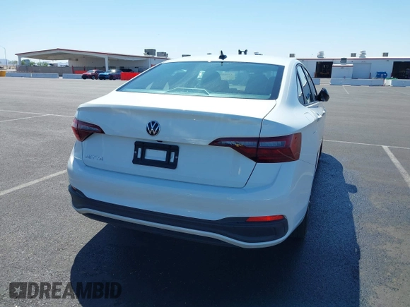 2024 Volkswagen Jetta Sport z VIN 3VWBM7BU7RM080796, wystawiony jako IAAI lot #41982686 z przebiegiem 8 600 mil mil oraz . Historia ofert i sprzedaży dostępna na DreamBid. Obrazek 16.