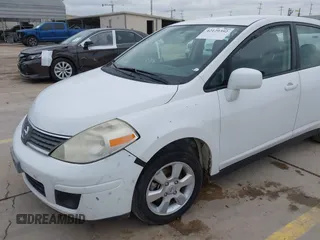 2009 Nissan Versa S z VIN 3N1BC13E19L412413, wystawiony jako IAAI lot #42129392 z przebiegiem 124 150 mil mil oraz . Historia ofert i sprzedaży dostępna na DreamBid. Obrazek 6.