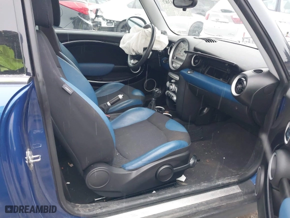 2009 MINI Cooper Hardtop with VIN WMWMF33579TW72543, listed as a IAAI auction lot 41844387 with 125,835 mi miles. Bid and sale history available at carsss.com. Image 5.